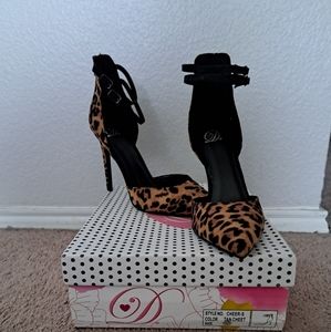 Size 10 Cheater Print stiletto's never been worn.